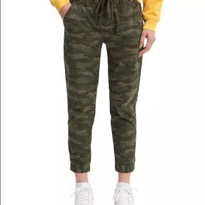 Levi’s Jet Set Tapered Camo Joggers